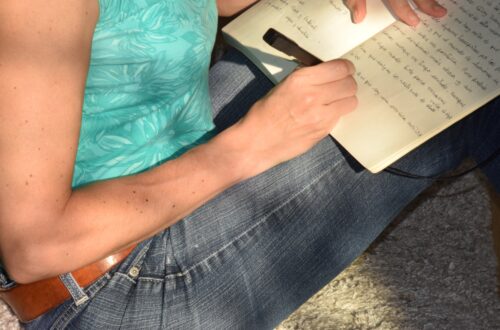 Notas manuscritas; detalle de brazo y tejido.