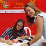 Claudia Mendizábal firmando ejemplares de su novela El ruido de tus horas en Santa Cruz