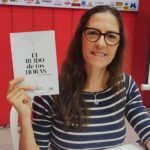 Claudia Mendizabal posando con su novela El ruido de tus horas en Santa Cruz