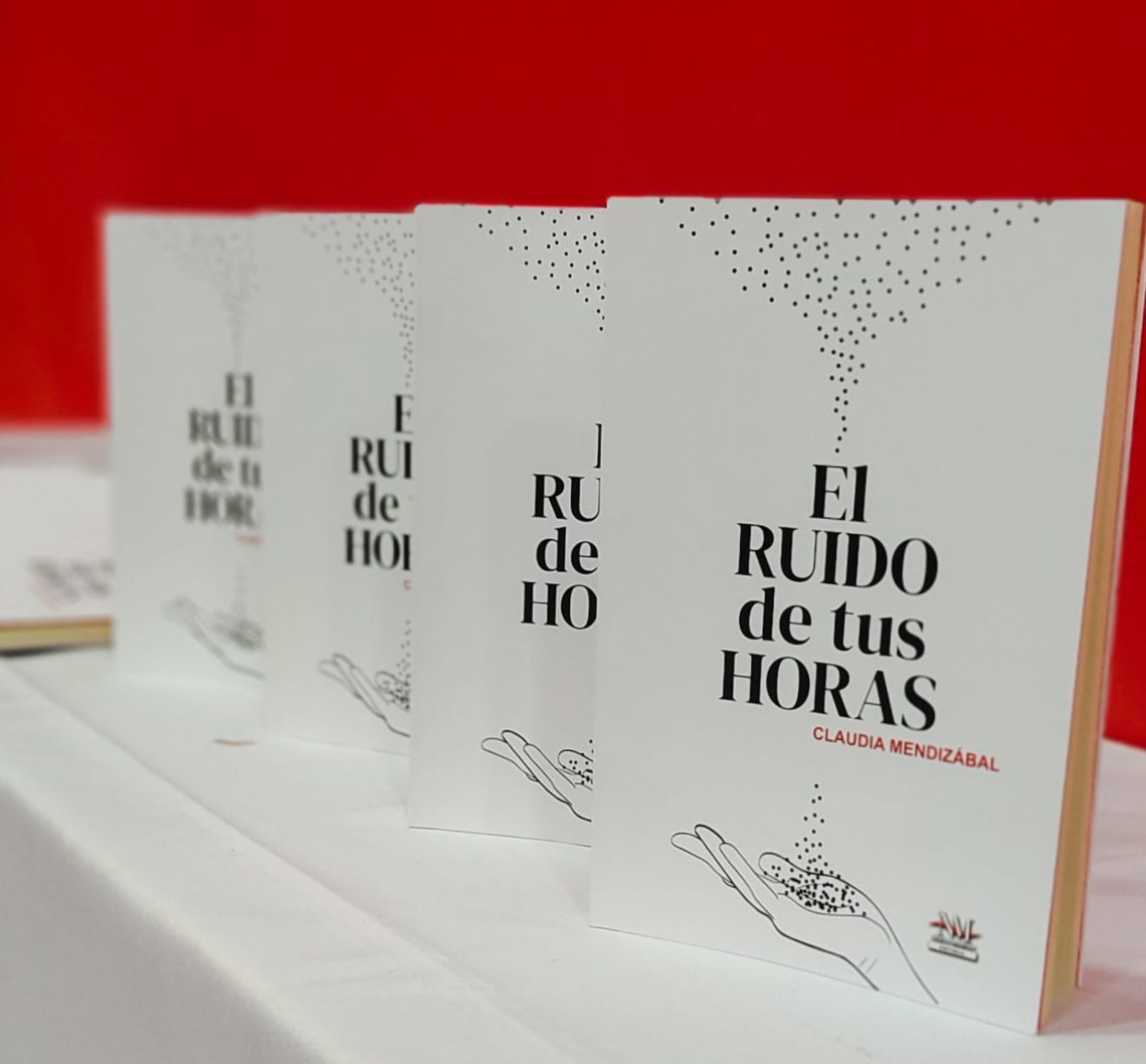 Ejemplares impresos de la novela El ruido de tus horas sobre una mesa