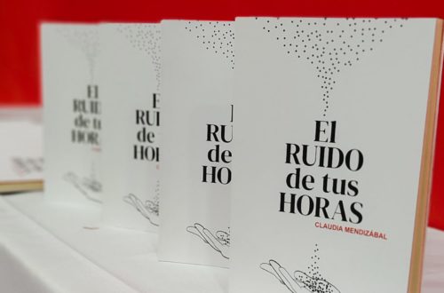 Ejemplares impresos de la novela El ruido de tus horas sobre una mesa
