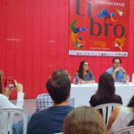 Claudia Mendizábal presentando su novela El ruido de tus horas en mesa de diálogo literario con público, Santa Cruz
