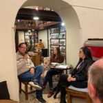 Claudia Mendizábal presentando su novela El ruido de tus horas en mesa de diálogo literario en Sucre