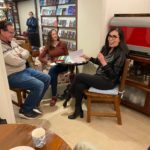 Claudia Mendizábal presentando su novela El ruido de tus horas en mesa de diálogo literario en Sucre