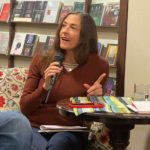 Claudia Mendizábal presentando su novela El ruido de tus horas en Sucre