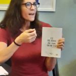 Claudia Mendizábal presentando su novela El ruido de tus horas en Bruselas