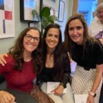 Lectores posando con la autora Claudia Mendizábal y su libro El ruido de tus horas, Bruselas