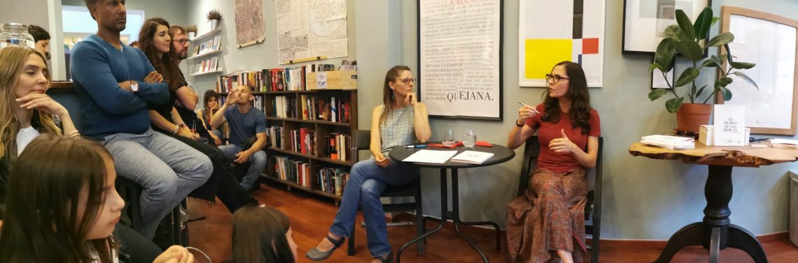 Claudia Mendizábal presentando su novela El ruido de tus horas en Bruselas