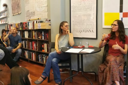 Claudia Mendizábal presentando su novela El ruido de tus horas en Bruselas