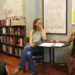 Claudia Mendizábal presentando su novela El ruido de tus horas en Bruselas