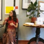 Claudia Mendizábal presentando su novela El ruido de tus horas en mesa de diálogo con público en Bruselas