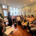 Sala llena durante la presentación de la novela El ruido de tus horas de Claudia Mendizábal en Bruselas
