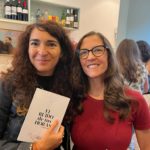Lectores posando con la autora Claudia Mendizábal y su libro El ruido de tus horas, Bruselas