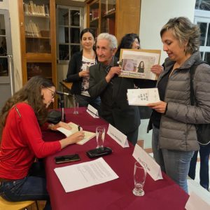 Claudia Mendizábal firmando ejemplares de su novela El ruido de tus horas, Cochabamba