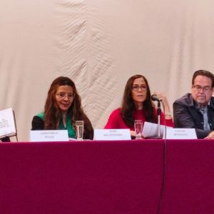 Claudia Mendizábal presentando su novela El ruido de tus horas en mesa de diálogo literario, Cochabamba