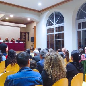 Público asistiendo a la presentación de la novela El ruido de tus horas, Cochabamba
