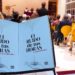 Ejemplares impresos de la novela El ruido de tus horas, con el público asistente en segundo plano