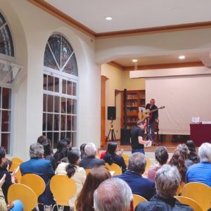 Sala llena durante la charla de Claudia Mendizábal sobre El ruido de tus horas, Cochabamba
