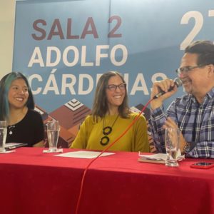 Claudia Mendizábal presentando su novela El ruido de tus horas en mesa de diálogo literario en la Feria Internacional del Libro de La Paz