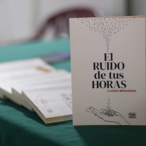 Ejemplares impresos de la novela El ruido de tus horas sobre una mesa en la presentación en La Paz
