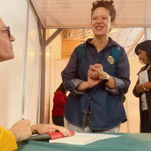 Claudia Mendizábal firmando ejemplares de su novela El ruido de tus horas en La Paz