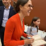 Claudia Mendizábal firmando ejemplares de su novela El ruido de tus horas, São Paulo