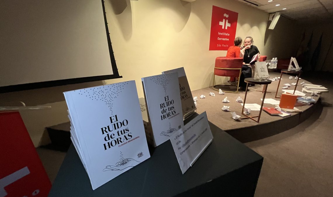Ejemplares impresos de la novela El ruido de tus horas sobre una mesa, São Paulo