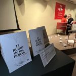 Ejemplares impresos de la novela El ruido de tus horas sobre una mesa, São Paulo
