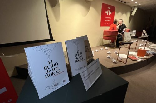 Ejemplares impresos de la novela El ruido de tus horas sobre una mesa, São Paulo