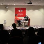 Claudia Mendizábal presentando su novela El ruido de tus horas en mesa de diálogo literario, São Paulo