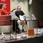 Claudia Mendizábal presentando su novela El ruido de tus horas en mesa de diálogo literario, São Paulo