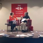 Claudia Mendizábal presentando su novela El ruido de tus horas en mesa de diálogo literario, São Paulo