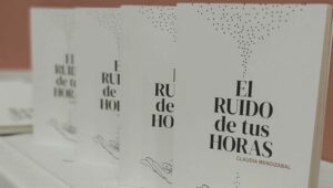Ejemplares de la novela El ruido de tus horas de Claudia Mendizábal