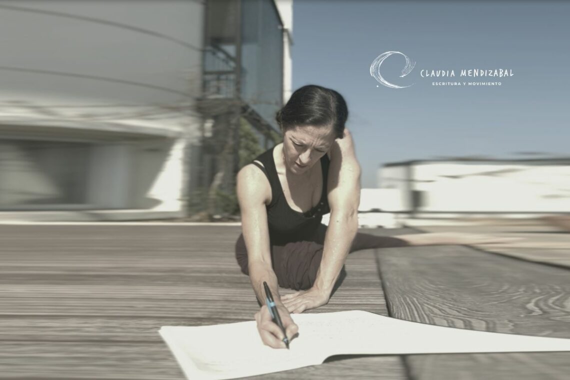 Mujer en movimiento escribiendo en una libreta mientras realiza una postura de estiramiento en el suelo; la distorsión de la imagen transmite dinamismo entre cuerpo y escritura.